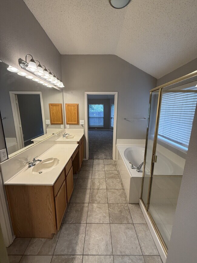 Building Photo - Charming 3 Bedroom Haven with 2 Full Baths in Fort Worth. Spacious 1748 Sq. Ft. Retreat on Comfor...