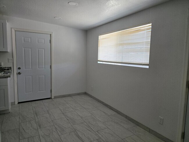 Building Photo - 511 N Iroquois Ave