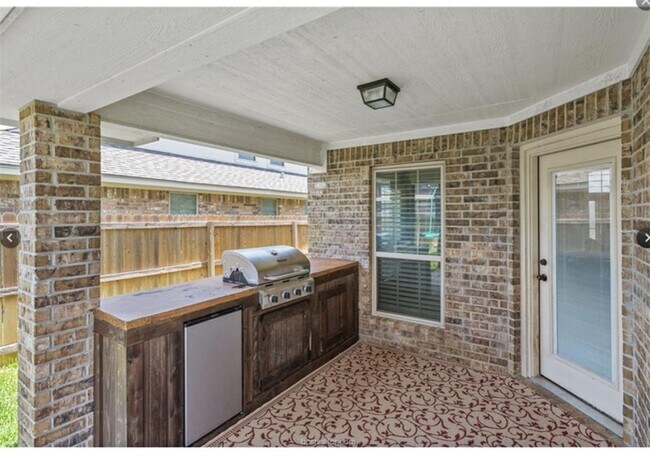 Building Photo - 915 Emerald Dove Ave