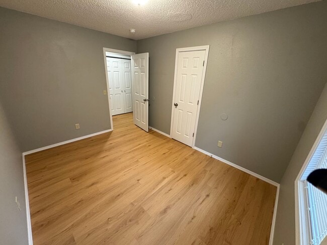 Building Photo - 3 bedroom 2 bathroom updated home in Sprin...