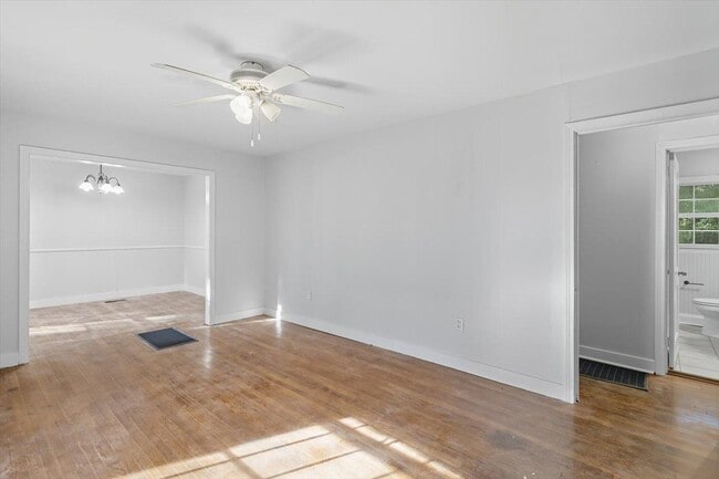 Building Photo - 211 W Lakeview Dr
