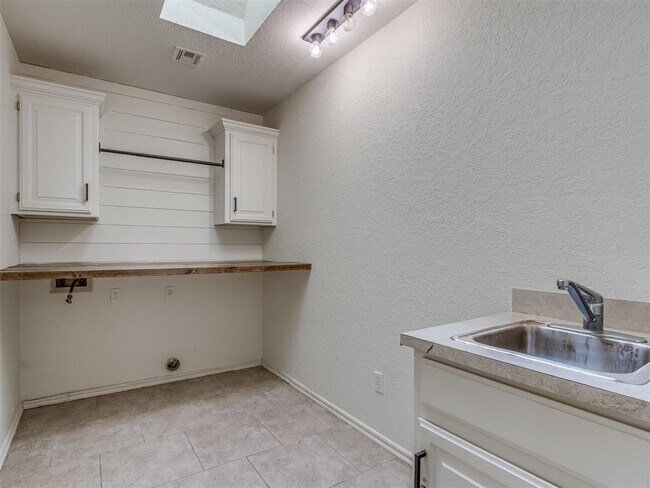 Building Photo - 3028 Weymouth Way