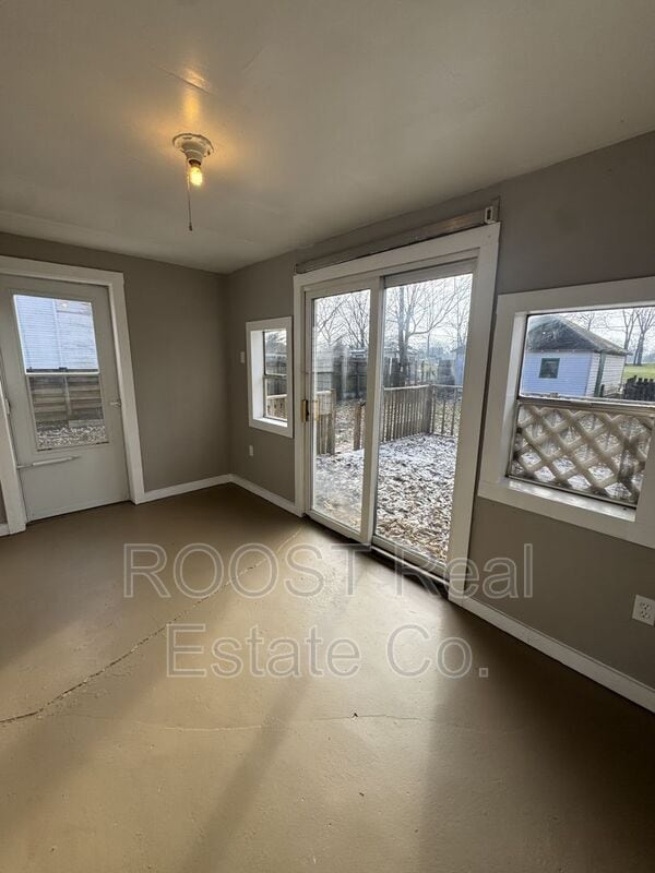 Building Photo - 1027 W Pleasant St