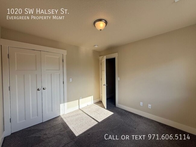 Building Photo - 1020 SW Halsey St
