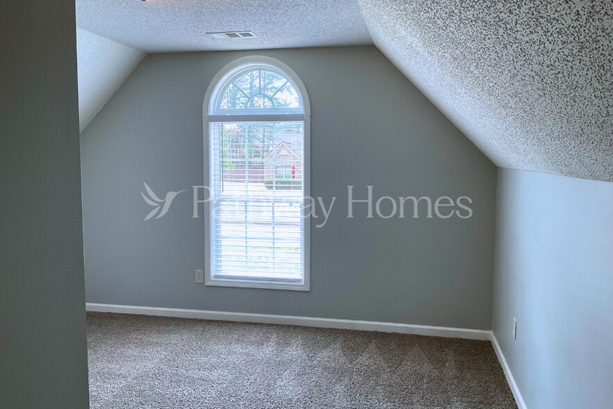 Building Photo - 229 Deodar Ln