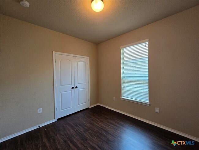 Building Photo - 697 Creekside Cir