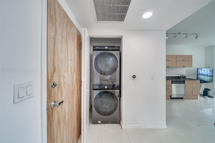 Building Photo - 350 S Miami Ave