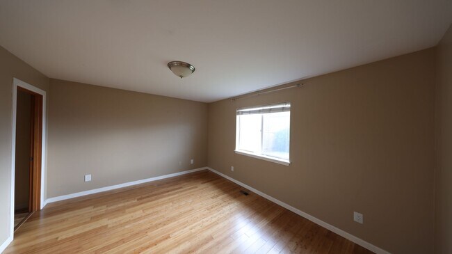 Building Photo - 4 Bed 2.5 Bath - Dog Friendly - Groups - N...