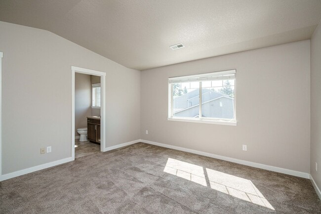 Building Photo - Easy I-205 Access - 3 Bedroom 2.5 Bath Townhouse