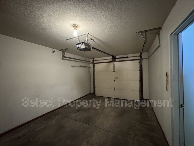 Building Photo - 1504 Flagstone Dr