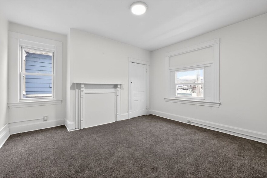 Building Photo - 405 Main St