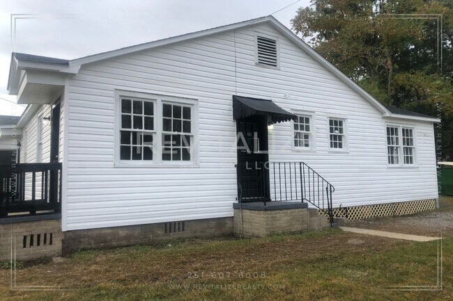 Building Photo - Cozy 2 Bedroom/1 Bathroom Duplex in Mobile!