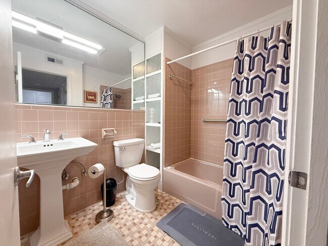 Building Photo - 1045 E 10th St