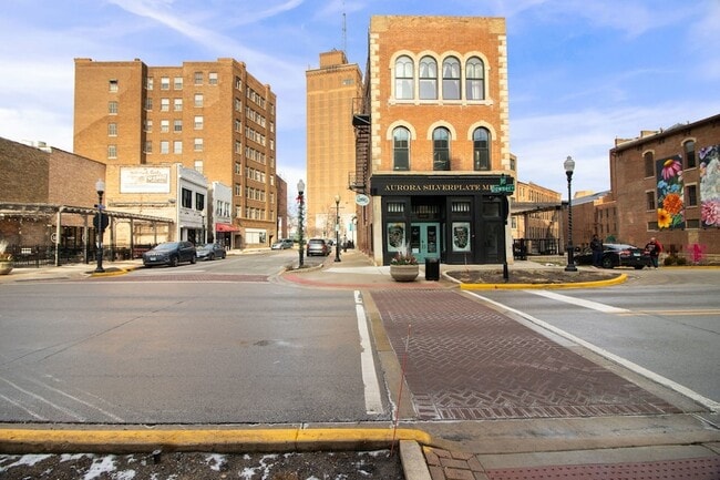 Building Photo - 6 E Downer Pl