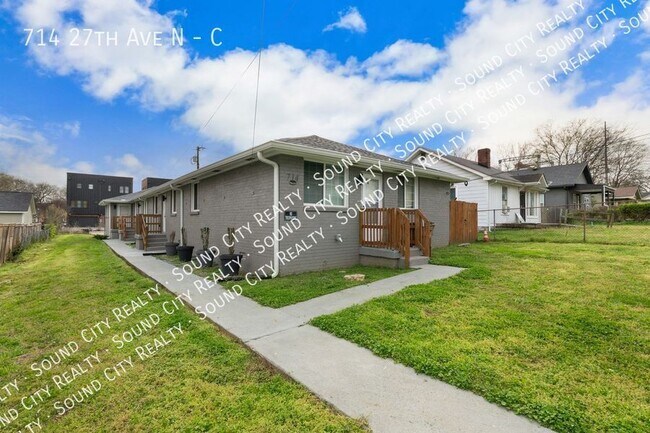 Building Photo - 714 27th Ave N