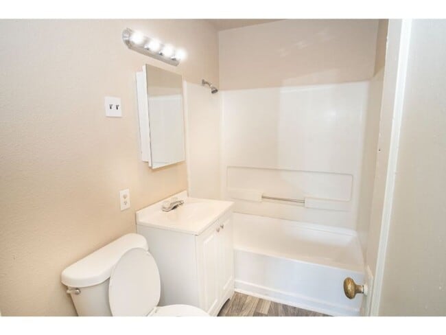 Building Photo - Cozy Renovated 2 BR Near Downtown