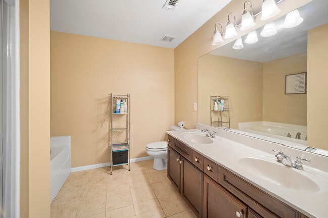 Primary Photo - 1094 N Village Dr