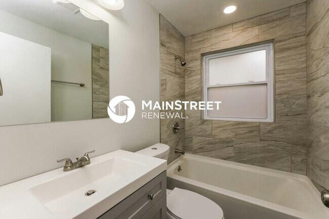Building Photo - 3 Bedroom Pet-Friendly Home in LOUISVILLE, KY with Main Street Renewal