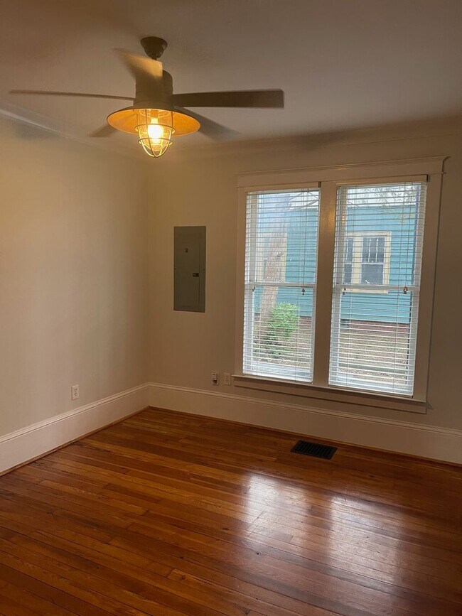 Building Photo - Sylvan Park bungalow, 4508 Park Ave.  2br,...