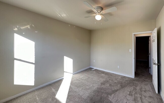 Building Photo - Bright 2 Bed 1 Bath Townhome w/ Den in But...