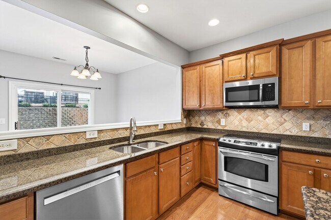 Building Photo - Cozy 3BR Townhouse in Glenwood Crossing!