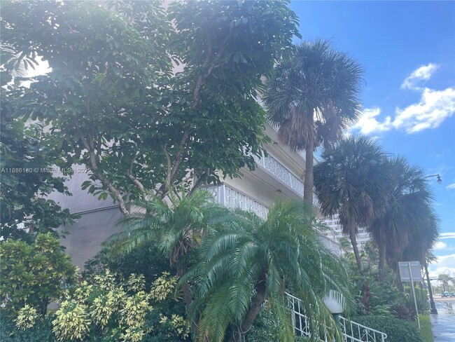 Building Photo - 1936 S Ocean Dr