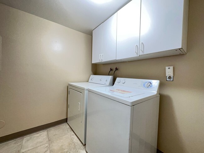 Building Photo - Free Rent Available - Spacious 1 Bedroom C...