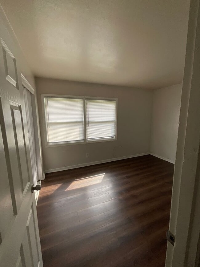 Building Photo - Two Bedroom Apartment off Rodman
