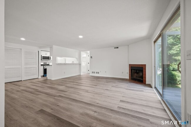 Building Photo - 20 Little Oak Ln