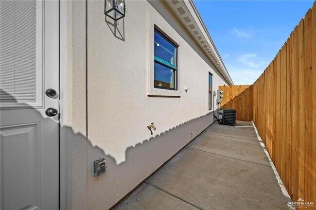 Building Photo - 11 E Viviana St
