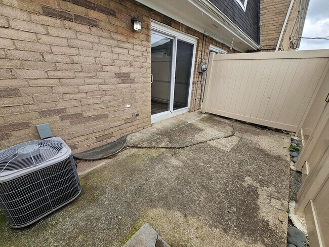 Building Photo - 5060 Godown Rd