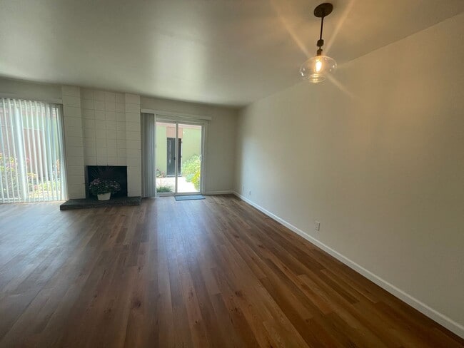 Building Photo - 1033 Fontana Dr