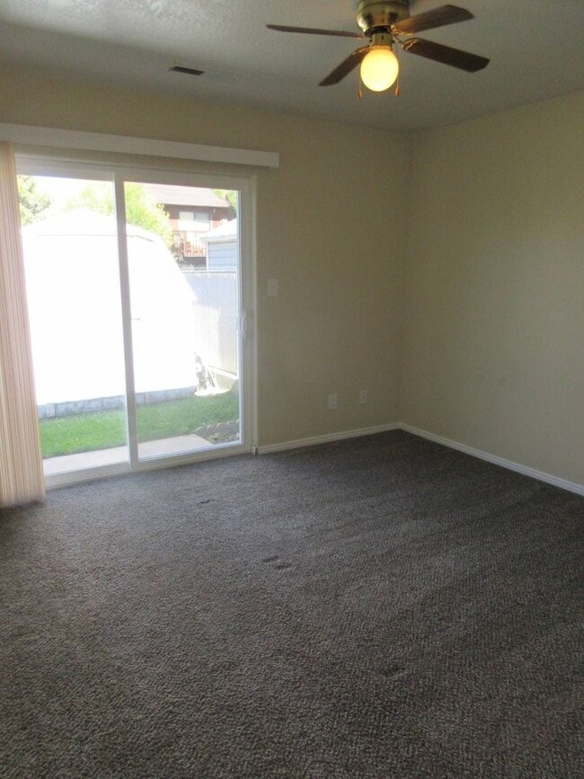 Building Photo - 3 bed, 2 bath Twin Home