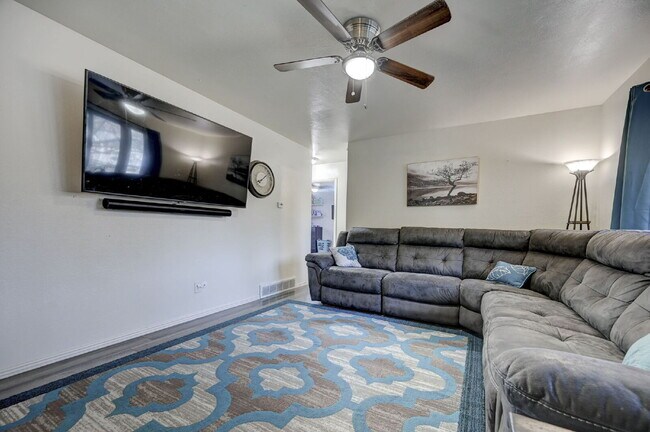 Building Photo - Charming 4-Bed Home with Bonus Room, Firep...