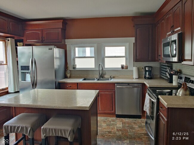 Building Photo - 121 N Main St