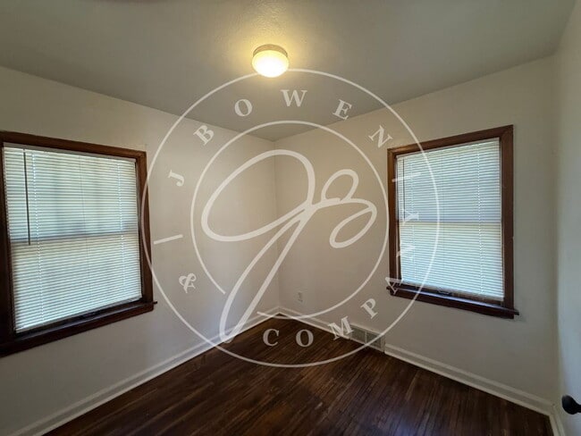 Building Photo - "Charming 3-4 Bed home with Hardwood floors close to the University Of Toledo