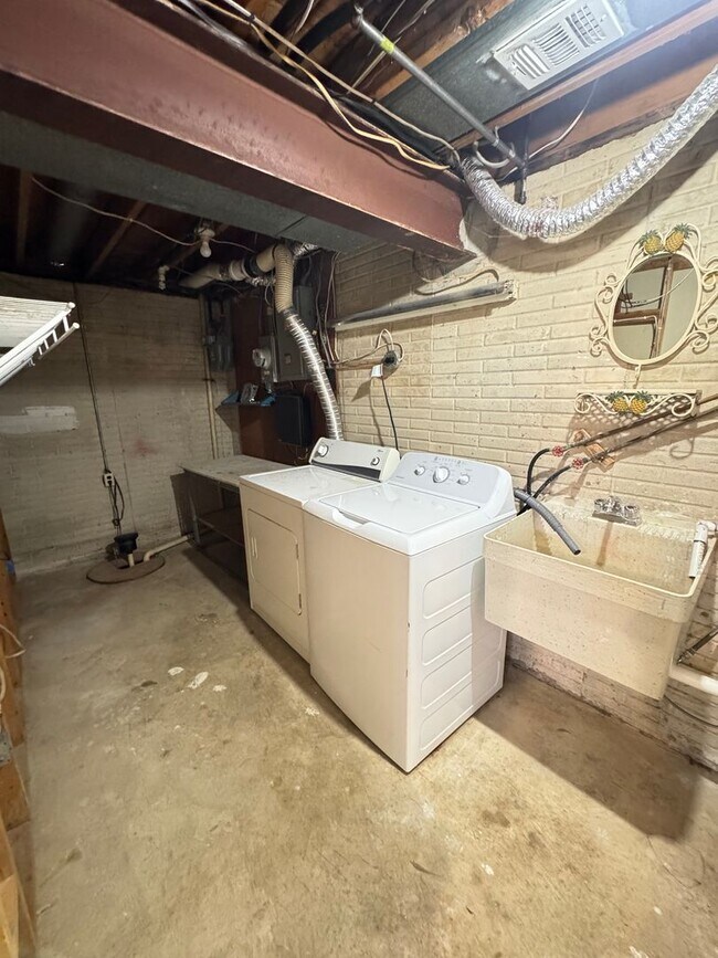 Building Photo - Modern 2 Bedroom, 2.5 Bathroom Townhome in...