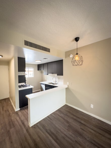 Building Photo - 6125 E Indian School Rd