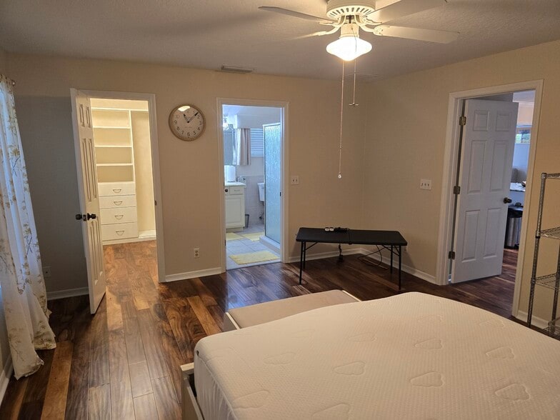 Building Photo - 4645 NW 30th Pl