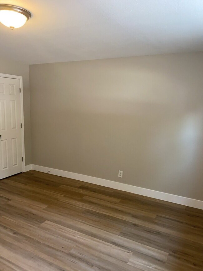 Building Photo - AVAILABLE NOW!  "Charming 2-Bedroom Gem in Denver's Heart with Spacious Layout - 837 Sq Ft of Coz...