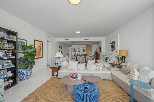 Building Photo - 2627 S Bayshore Dr