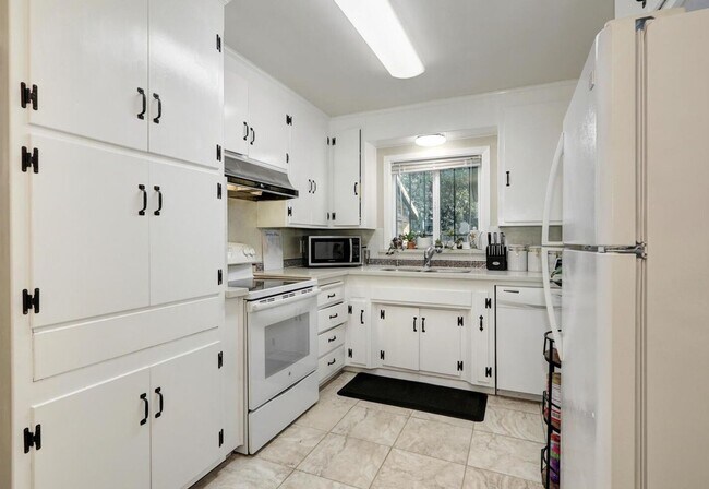 Building Photo - Beautiful Renovated 3/1 In Sacramento