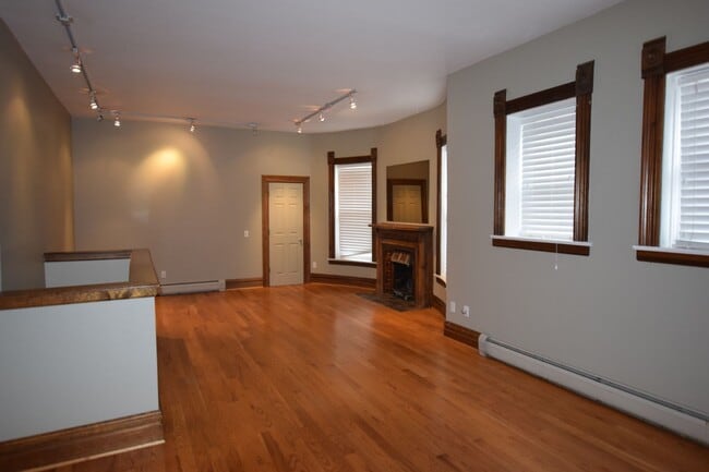 Building Photo - Spacious, Beautiful 1 Bed/1.5 Bath Condo i...