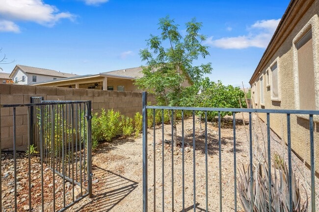 Building Photo - Beautiful Home with Pool and Spa and 3 car...