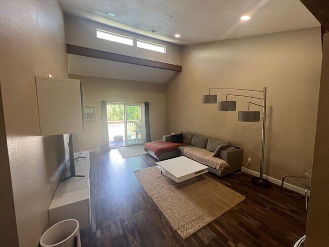 Building Photo - 3 Bed / 2.5 Bath | College Greens Townhome