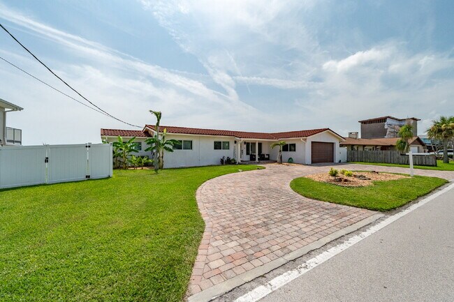 Building Photo - Gorgeous Riverfront 3/2 with dock!!