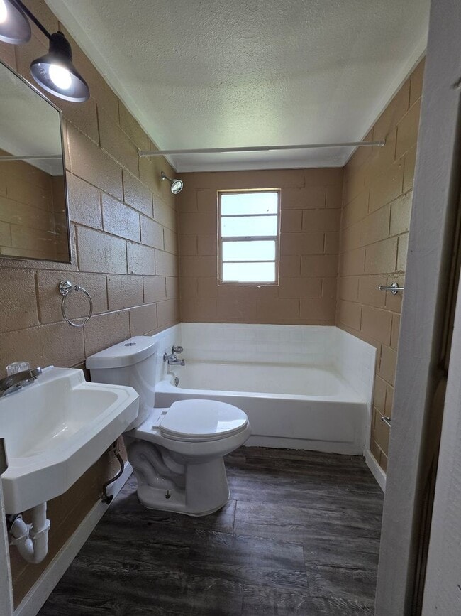 Building Photo - 2 Bedroom 1 Bath Brick Unit