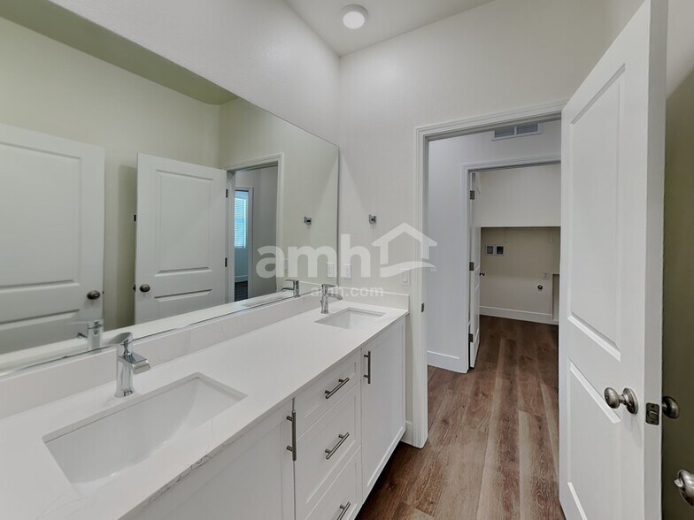 Building Photo - 533 Sacred Lotus Pl