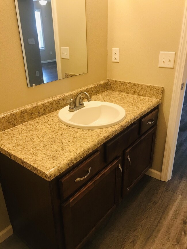 Building Photo - 1515 N Western Ave