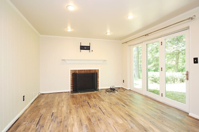 Building Photo - End-Unit Georgetown Green Townhome